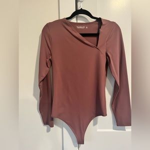 NWT ABERCROMBIE MAUVE ASYMMETRICAL BODYSUIT